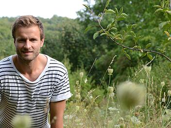 Kindheits-Erinnerungen: Unweit des Ramsthaler Sportplatzes liegt der ehemalige und mittlerweile reichlich verwilderte Bolzplatz, auf dem Timo Kaiser (im Bild) mit seinen Kumpels viel Zeit verbracht hat.Jürgen Schmitt