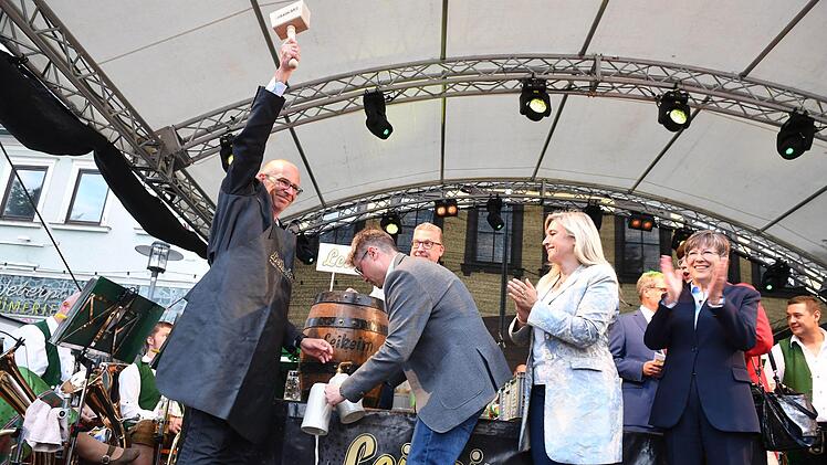 Erster! Landrat Christian Meißner (links) hat eines der ersten drei Fässer Bier angestochen. Es applaudieren (von rechts) Regierungspräsidentin Heidrun Piwernetz und Bayerns Gesundheitsministerin Melanie Huml.
