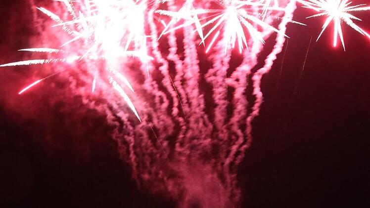 In allen Farben erhellten die Feuerwerkskörper den Himmel. Foto: Sebastian Schanz