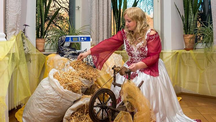 Ein einzigartiges Motiv: Kerstin Petersam kann Stroh zu Gold spinnen - zumindest auf dem Foto, das Peter Wiesel gemacht hat