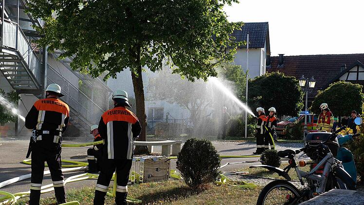Der Löschtrupp erhielt den Befehl "Wasser marsch!" Foto: Gerd Schaar