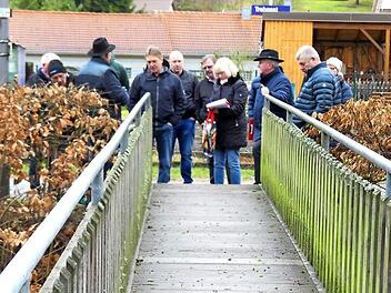 Die Fußgängerbrücke über die Trebgast in Höhe des Siedlergrundstücks muss saniert werden. Der Bauausschuss informierte sich über die Situation. Foto: Dieter Hübner