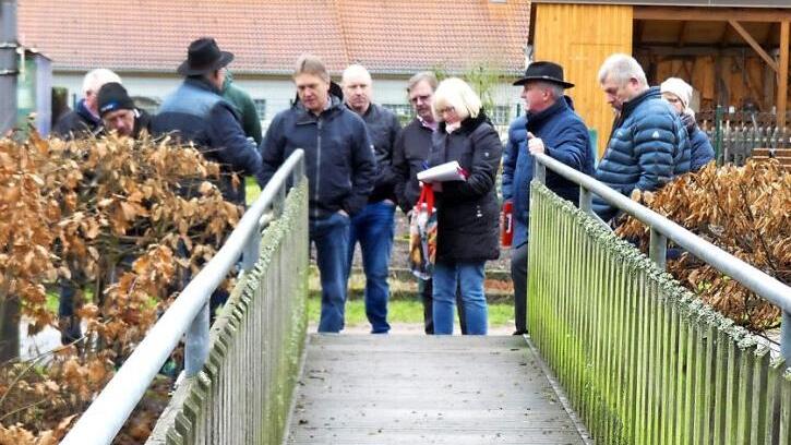 Die Fußgängerbrücke über die Trebgast in Höhe des Siedlergrundstücks muss saniert werden. Der Bauausschuss informierte sich über die Situation. Foto: Dieter Hübner