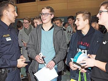 Drei Schüler der 11. Klasse des Meranier-Gymnasiums ließen sich von Erdem Demirezen (links) von der Einstellungsberatung der Polizei Coburg über die beruflichen Möglichkeiten bei der Polizei aufklären. Fotos: Alfred Thieret