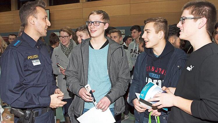 Drei Schüler der 11. Klasse des Meranier-Gymnasiums ließen sich von Erdem Demirezen (links) von der Einstellungsberatung der Polizei Coburg über die beruflichen Möglichkeiten bei der Polizei aufklären. Fotos: Alfred Thieret
