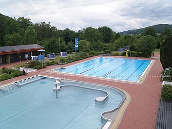 Nur wenige Schwimmer haben sich am tr&uuml;ben Er&ouml;ffnungstag ins kalte Wasser getraut. Fotos: Lucie Homann
