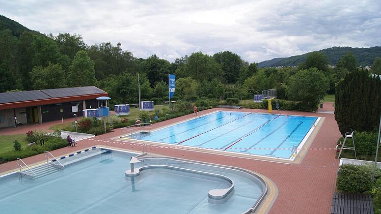Nur wenige Schwimmer haben sich am tr&uuml;ben Er&ouml;ffnungstag ins kalte Wasser getraut. Fotos: Lucie Homann