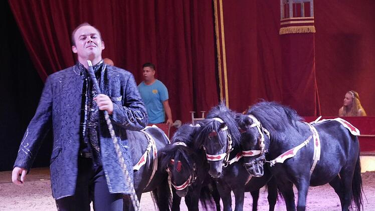 Impressionen rund um die Premiere des "Circus Henry" in Dörfles-Esbach (Landkreis Coburg). Dort gastiert der Zirkus noch bis Anfang Oktober - mit Vorstellungen jeden Samstag und Sonntag. - Foto: Manja von Nida