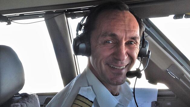 Matthias Soeder (59) als Flugkapit&auml;n im Cockpit eines Jumbo-Jets.