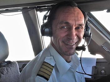 Matthias Soeder (59) als Flugkapitän im Cockpit eines Jumbo-Jets.