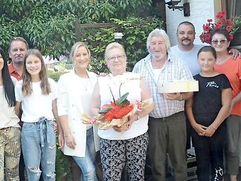 Eleonore und Josef Rebhan (Mitte, mit Geschenken) feierten ihre goldene Hochzeit im Familienkreis. Mit im Bild Zweiter Bürgermeister Wolfgang Förtsch (links) und Bürgermeister Stefan Heinlein (rechts)