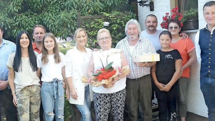 Eleonore und Josef Rebhan (Mitte, mit Geschenken) feierten ihre goldene Hochzeit im Familienkreis. Mit im Bild Zweiter Bürgermeister Wolfgang Förtsch (links) und Bürgermeister Stefan Heinlein (rechts)