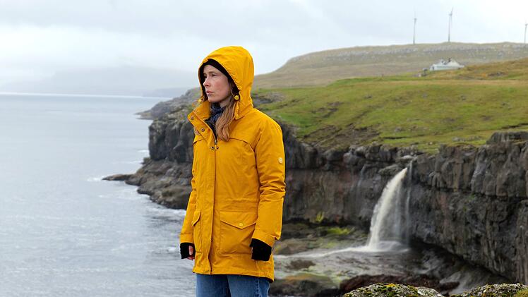 Johanna (Odine Johne) kehrt nach vielen Jahren in ihre alte Heimat, eine der F&auml;r&ouml;er-Inseln im wilden Nordatlantik, zur&uuml;ck. Kaum angekommen, ger&auml;t sie zwischen die Fronten internationaler Tierschutzaktivisten und der einheimischen Traditionalisten, die bis heute durchreisende Grindwale jagen.
