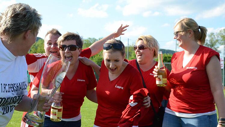 Die Spielerfrauen feiern selbstverständlich mit.