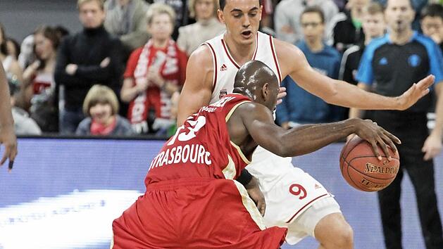 Auch gegen den Tabellenletzten aus Crailsheim sind die Verteidigungsk&uuml;nste von Karsten Tadda, der hier den Stra&szlig;burger Louis Campbell stoppt, im Duell Eins-gegen-eins gefragt. Foto: sportpress