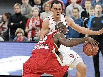 Auch gegen den Tabellenletzten aus Crailsheim sind die Verteidigungsk&uuml;nste von Karsten Tadda, der hier den Stra&szlig;burger Louis Campbell stoppt, im Duell Eins-gegen-eins gefragt. Foto: sportpress