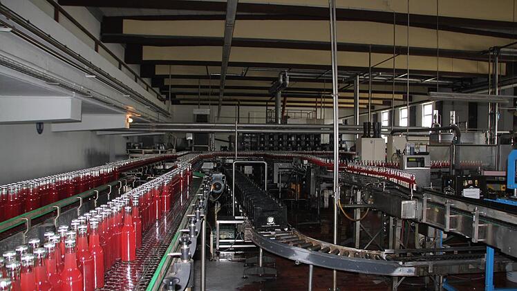 Will Bräu: Blick auf die Abfüllanlage. Gerade wird Limonade abgefüllt. Foto: Ulrike Müller