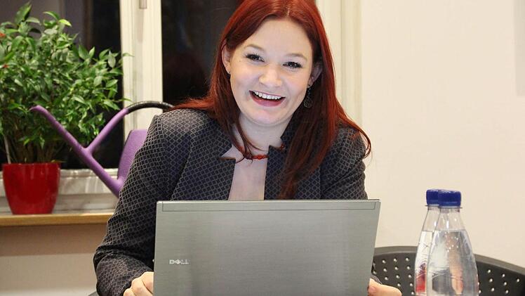 Doris Aschenbrenner am Laptop im Sitzungszimmer des SPD-Unterbezirks in Coburg. Foto: Simone Bastian