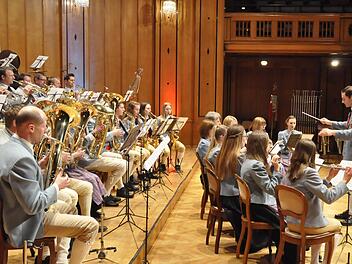 Die Steinacher Musikanten unter der musikalischen Leitung von Bernd Borst, bestehen seit 60 Jahren. Mit einem atemberaubenden Jubiläumskonzert bezauberten sie die Zuhörer im großen Saal des Regentenbaues.  Fotos: Peter Klopf