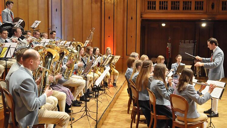 Die Steinacher Musikanten unter der musikalischen Leitung von Bernd Borst, bestehen seit 60 Jahren. Mit einem atemberaubenden Jubiläumskonzert bezauberten sie die Zuhörer im großen Saal des Regentenbaues.  Fotos: Peter Klopf