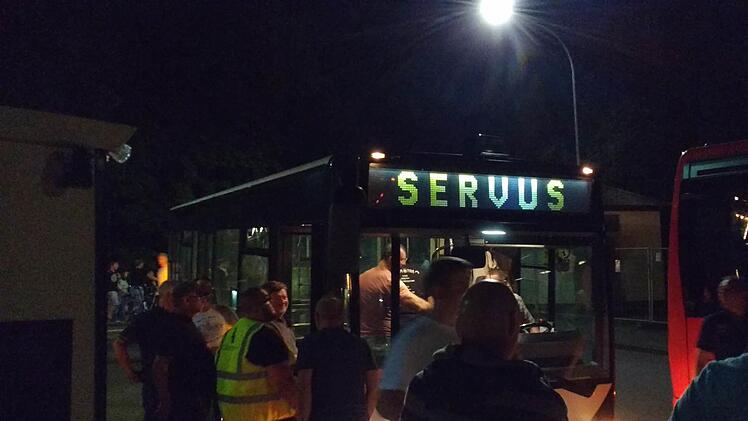 Die Annafest-Busse stehen in diesem Jahr wieder in Reih und Glied, nur eben in einer anderen Straße.  Foto: rm