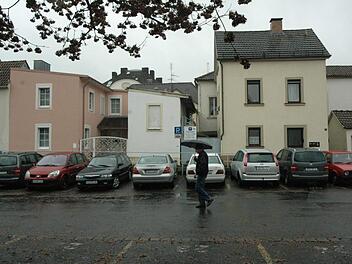 Den Wahlerbräuparkplatz führen die Gutachter als Beispiel eines städtebaulichen Mangels in der Kissinger Altstadt an.Siegfried Farkas