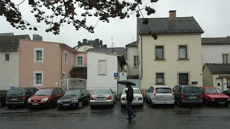 Den Wahlerbräuparkplatz führen die Gutachter als Beispiel eines städtebaulichen Mangels in der Kissinger Altstadt an.Siegfried Farkas
