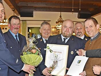 Im Meederer Gemeindeteil Kleinwalbur stimmt der Zusammenhalt: Bei der Hautpversammlung gab es eine Beförderung und eine Ehrung: Von links: Christian Flohrschütz, Mathias Renner, Manfred Lorenz, Maik Angermüller, Manfred Brücker, Rainer Mattern und Bernd Höfer. Foto: Gabi Arnold