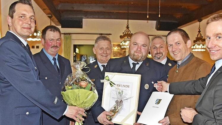 Im Meederer Gemeindeteil Kleinwalbur stimmt der Zusammenhalt: Bei der Hautpversammlung gab es eine Beförderung und eine Ehrung: Von links: Christian Flohrschütz, Mathias Renner, Manfred Lorenz, Maik Angermüller, Manfred Brücker, Rainer Mattern und Bernd Höfer. Foto: Gabi Arnold
