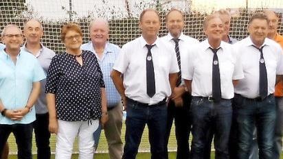 Viele langj&auml;hrige - ehrenamtlich aktive - Vereinsmitglieder wurden mit einer Urkunde und einer Ehrennadel ausgezeichnet.  Foto: Gerd Weibelzahl