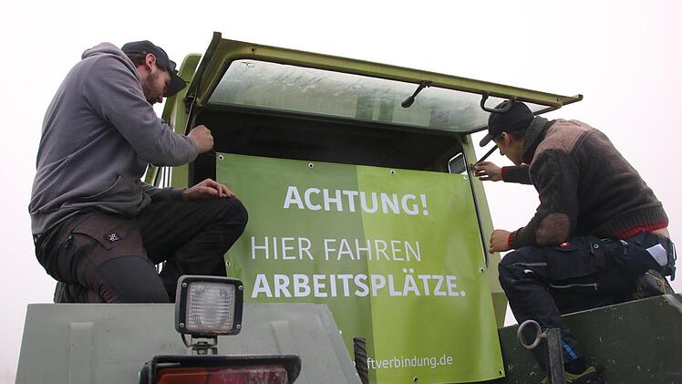 Mit Bannern an den Traktoren machten die Landwirte auf ihr Anliegen aufmerksam. Foto: Katrin Geyer