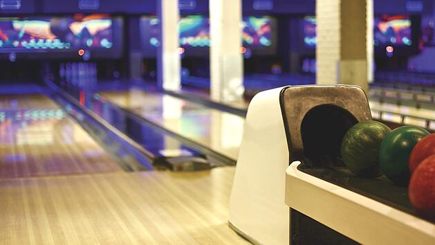 Einfach mal eine ruhige Kugel schieben: Bowling in N&uuml;rnberg - immer ein Event. Symbolfoto: StockSnap / Pixabay