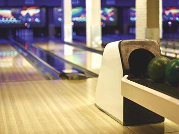 Einfach mal eine ruhige Kugel schieben: Bowling in Nürnberg - immer ein Event. Symbolfoto: StockSnap / Pixabay