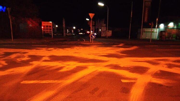 Ölbindemittel auf der Kreuzung Foto: Freiwillige Feuerwehr Forchheim