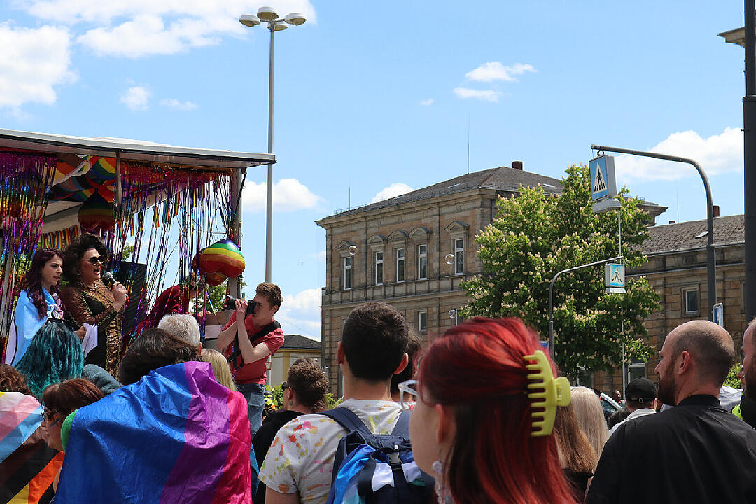 Mit über 1000 Besuchern ist der Hofer Christopher Street Day 2025 ein voller Erfolg gewesen. Das sind unsere Highlights gewesen.