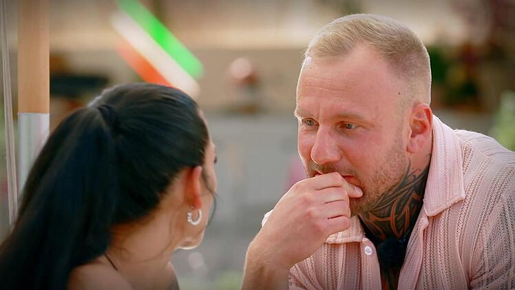 Elena f&uuml;hlt sich zu Johannes hingezogen.