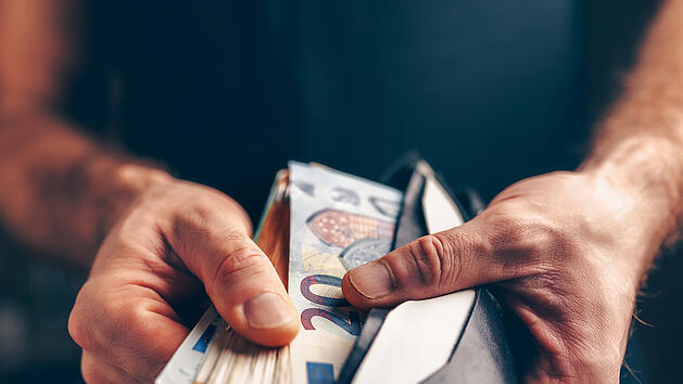 Geld z&auml;hlen, Euro, Sparen, Geld, Geldbeutel
