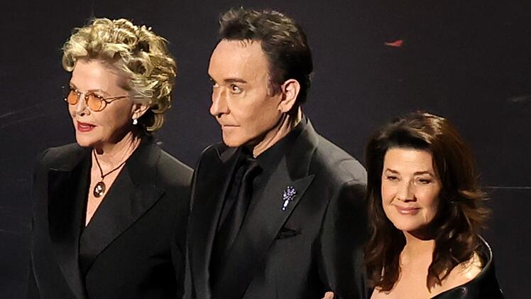 Einen seiner seltenen &ouml;ffentlichen Auftritte hatte John Cusack bei der Oscar-Verleihung 2026, als er mit zahlreichen Kolleginnen (im Bild Annette Bening, links und Daphne Zuniga, rechts) und Kollegen dem verstorbenen Regisseur Rob Reiner gedachte.