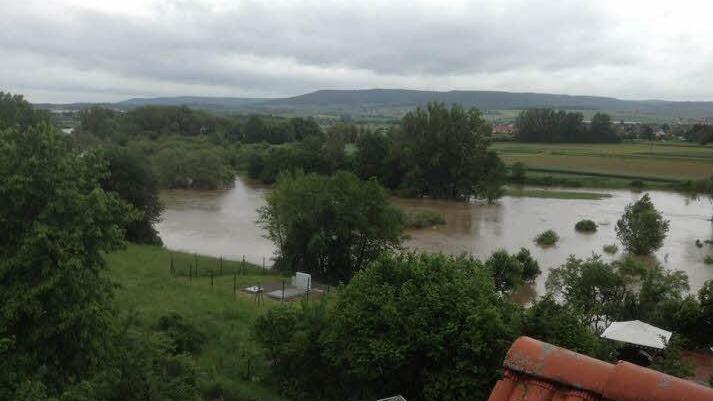 Update aus Seußling von Carmen Neubig: Straße zwischen Altendorf und Seußling gesperrt; die Pegnitz Höhe Hersbruck ist schon rückläufig. Das Schlimmste sollte vorüber sein - sofern uns Petrus keinen Strich durch die Rechnung macht. Foto: Carmen Neubig