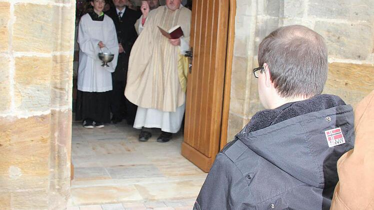 Pater Theiler weihte die neue Pforte.