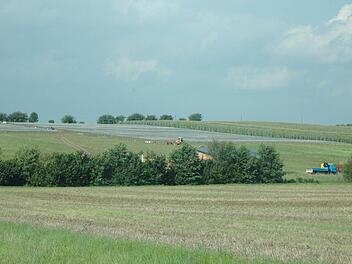 Auf dieser Fläche zwischen der B 303 und der Photovoltaikanlage in Hafenpreppach sollte ein Gewerbeschwerpunkt entstehen. Dieser geplante Änderung wird nun doch nicht im Flächennutzungsplan für den Markt Maroldsweisach auftauchen.  Foto: Gerhard Schmidt