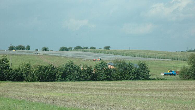 Auf dieser Fläche zwischen der B 303 und der Photovoltaikanlage in Hafenpreppach sollte ein Gewerbeschwerpunkt entstehen. Dieser geplante Änderung wird nun doch nicht im Flächennutzungsplan für den Markt Maroldsweisach auftauchen.  Foto: Gerhard Schmidt