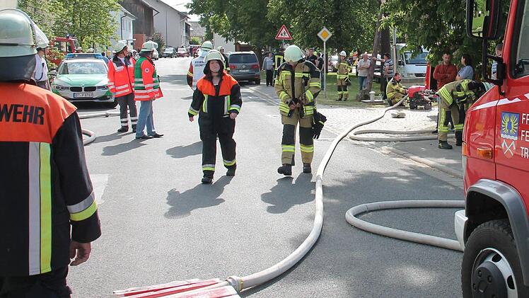 Einsatzkräfte beim Großbrand des Bauernhofs in Trübenbach. Foto: Herbert Fischer