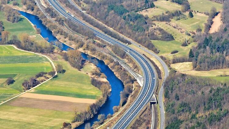 Die A 73 zwischen Breitengüßbach und Zapfendorf wird durch den Bahnausbau auf eine Fahrbahn verengt. Die Staatsstraße muss gesperrt werden. Wie kommen Pendler aus dem nördlichen Landkreis möglichst staufrei nach Bamberg und weiter in den Süden? Auf die Frage hatte die Bahn bisher keine Antwort.  Foto: Ronald Rinklef