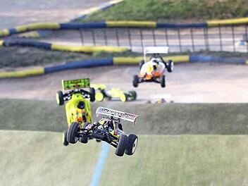 Die kleinen Kraft-Boliden fliegen am Wochenende auf dem Herrmannsberg. Beim Motorsportclub treffen sich die Modellfahrzeug-Piloten. Foto: rn