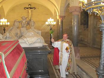 Domkapitular Norbert Jung segnet die renovierten Räume in der Krypta von St. Augustin.Foto: Martin Koch