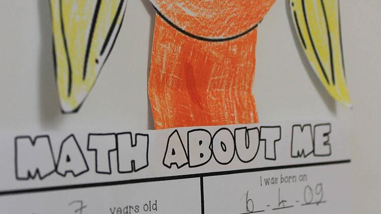 Ein Arbeitsblatt der Grundschüler, die im zweisprachigen Matheunterricht Rechnen auch auf Englisch lernen Foto: Dominic Buckreus