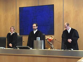 Am Montag begann vor dem Landgericht Coburg der Prozess gegen einen Pflasterer, der im Streit einen 55-jährigen Bauarbeiter aus Kasendorf erschlagen hat. Hier die drei Berufsrichter der Kammer - von links: Bianca Franke, Vorsitzender Christoph Gillot und Michael Imhof. Foto: Stephan Tiroch