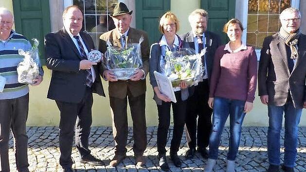 Den beiden Mitgliedern Ingrid Werner und Harald Rauh wurde für 25-jähriges Engagement im Obst- und Gartenbauverein Gösmes/Walberngrün gedankt. Mit dem Tonmodel des Landkreises Kulmbach wurde zudem das Gartenareal von Ingeborg und Franz Gareis prämiert. Unser Bild zeigt (von links) Harald Rauh, Grafengehaigs Bürgermeister Werner Burger, Franz Gareis, Ingrid Werner, Kreisfachberater Friedhelm Haun, Vorsitzende Bianca Göbel und Helmbrechts Zweiten Bürgermeister Robert Geigenmüller. Foto: Klaus-P...