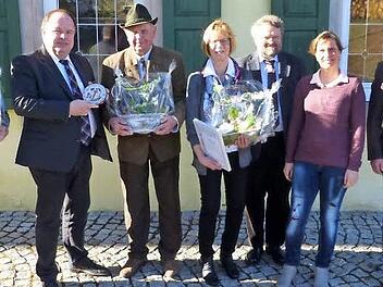 Den beiden Mitgliedern Ingrid Werner und Harald Rauh wurde für 25-jähriges Engagement im Obst- und Gartenbauverein Gösmes/Walberngrün gedankt. Mit dem Tonmodel des Landkreises Kulmbach wurde zudem das Gartenareal von Ingeborg und Franz Gareis prämiert. Unser Bild zeigt (von links) Harald Rauh, Grafengehaigs Bürgermeister Werner Burger, Franz Gareis, Ingrid Werner, Kreisfachberater Friedhelm Haun, Vorsitzende Bianca Göbel und Helmbrechts Zweiten Bürgermeister Robert Geigenmüller. Foto: Klaus-P...